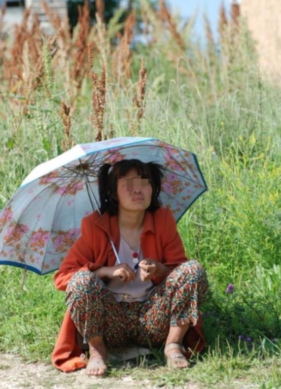 河南上蔡县有个老汉，在村里路上遇见一个患有精神疾病的女人。他认识这女的，知道是本
