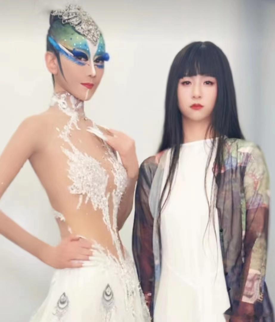#小彩旗杨丽萍重聚#终于在一次看到他们站在同一个舞台了 ​​​