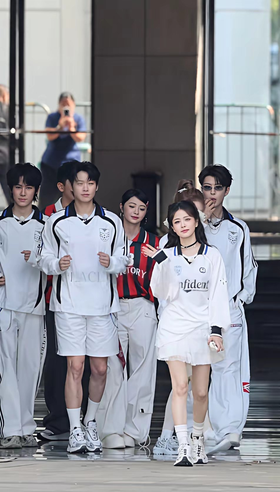 白鹿好心跟周洁琼打招呼，周洁琼的表情倒是有些奇怪，感觉她看着白鹿背影的眼神里带点