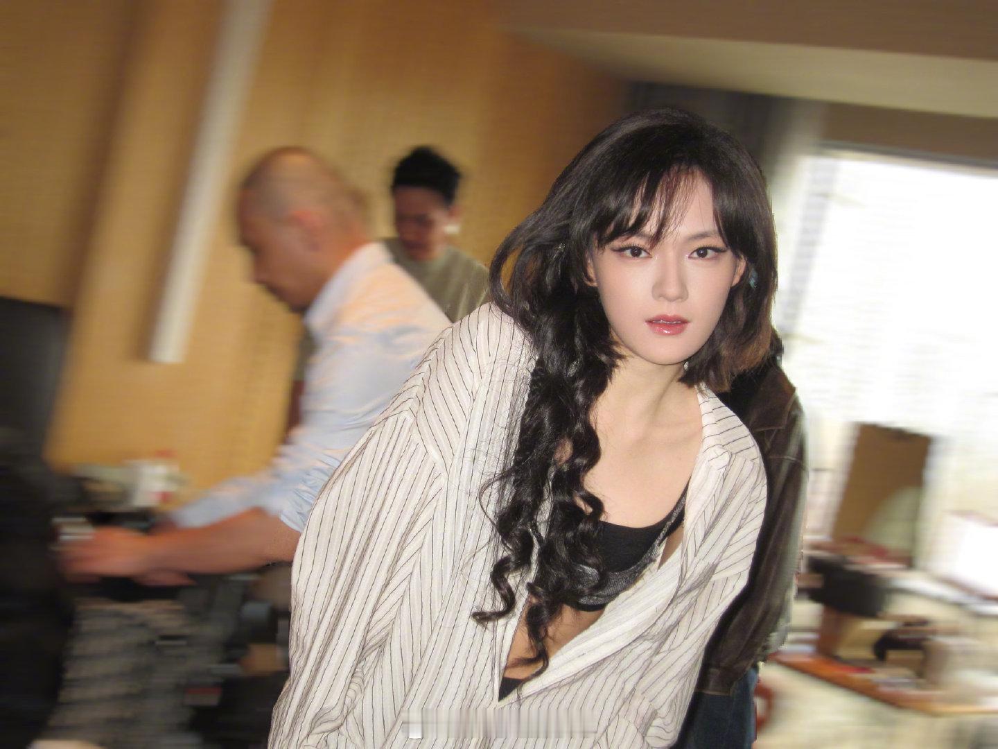 文淇的性感是自由生长的 被微博之夜vlog里的妆造美到！黑色文胸叠穿宽松条纹衫小