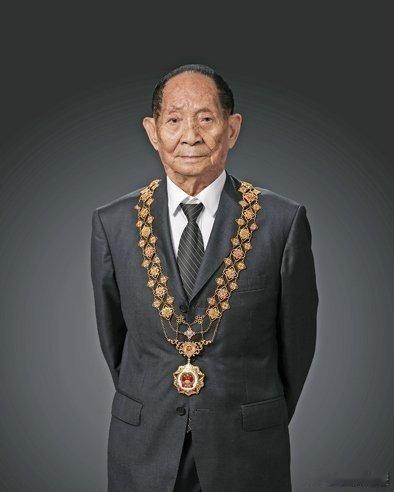 在很大程度上讲，袁隆平是救了地球上亿万人类的，这样的人在古代是要封神的！ ​​​