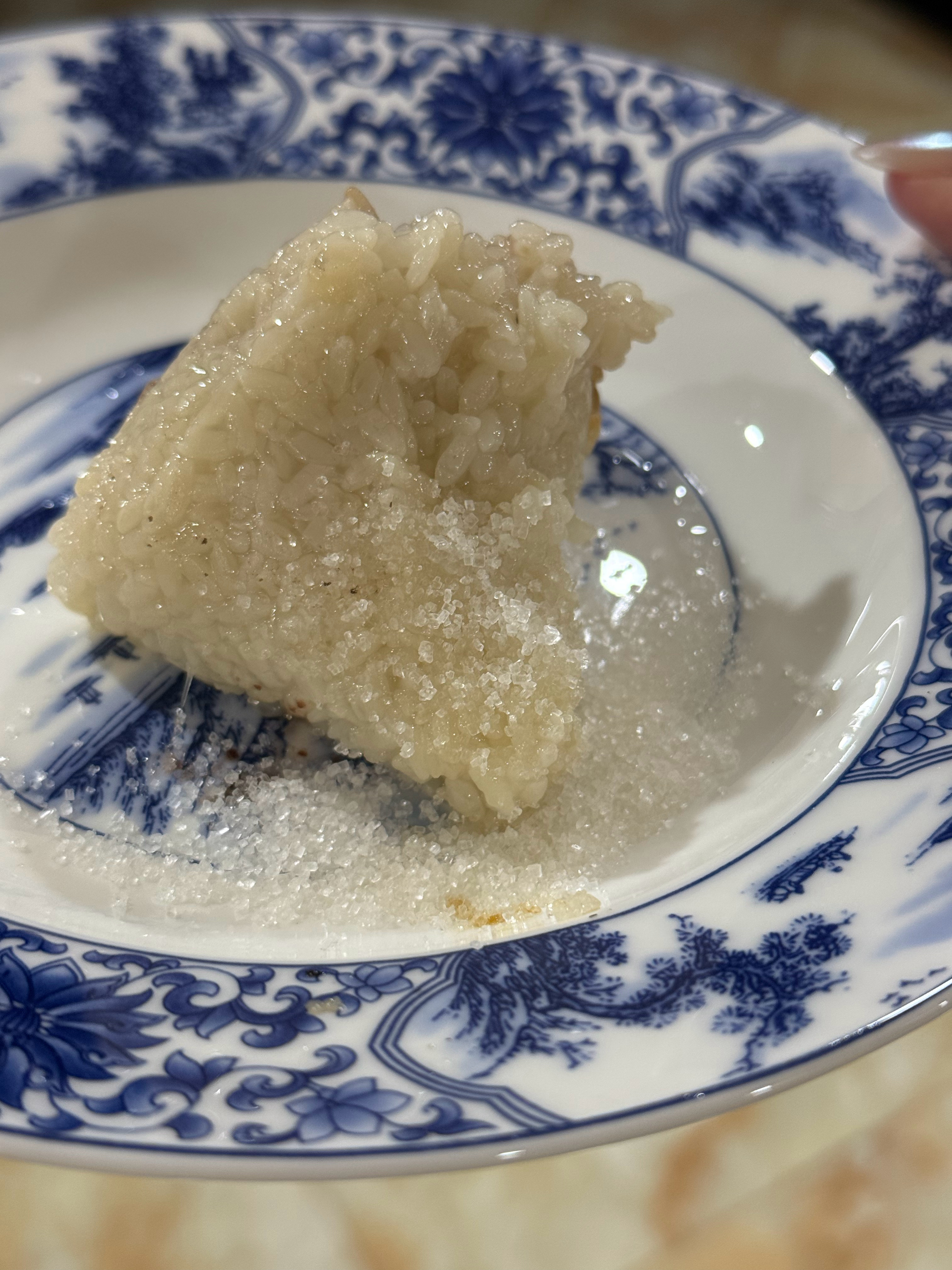 结束一天工作的咚师傅终于吃上了碱水白糖粽 