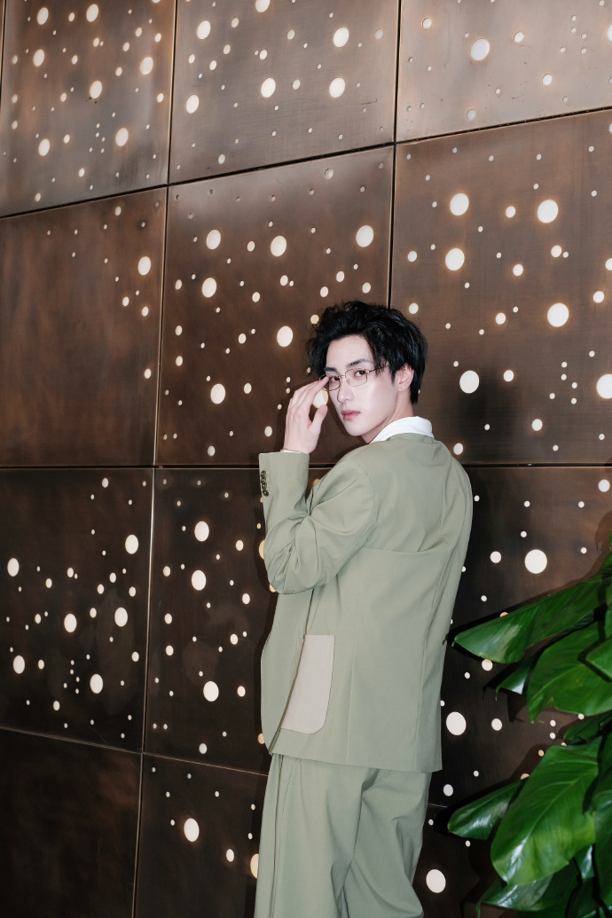 #高寒扶金丝眼镜这一下# 《你比星光美丽》男二医生高寒扶着金丝眼镜框的这个造型真