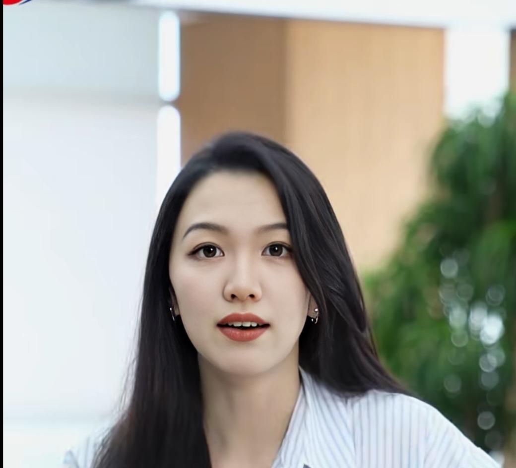 青丝如瀑，笑语盈盈。