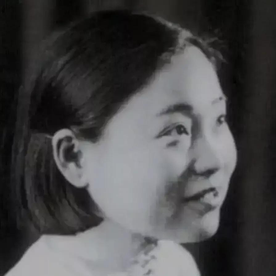 1925年，苏州豪门潘祖年病重。弥留之际，他拉着孙媳妇的手说：“这个家交给你我放