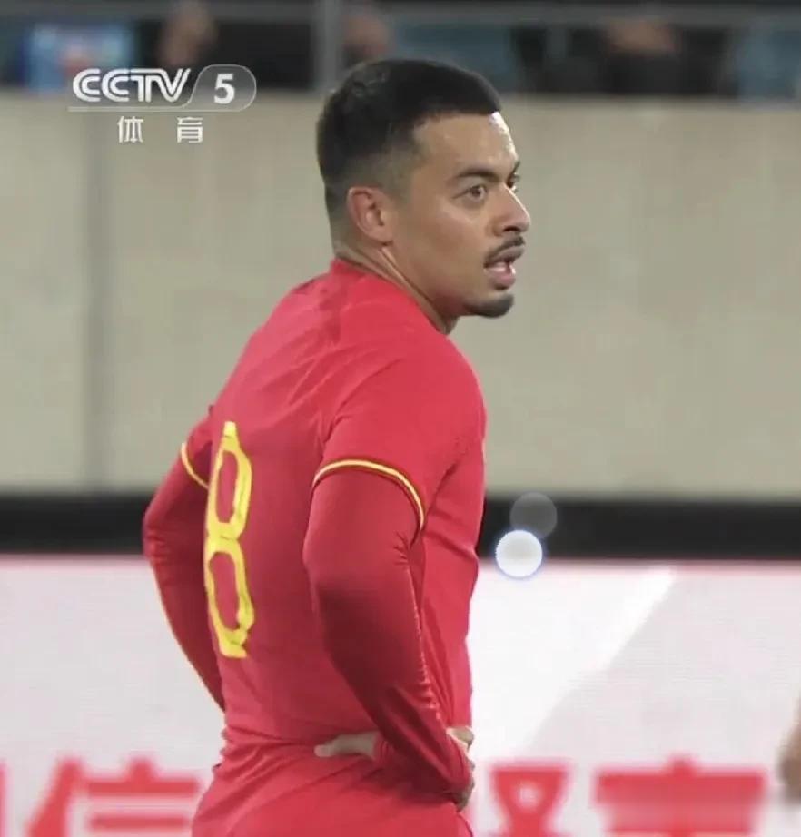 从今晚起！请尊称李可为国足一哥！在目前这支国足队中，武磊恐怕也得靠边站着[吃瓜群