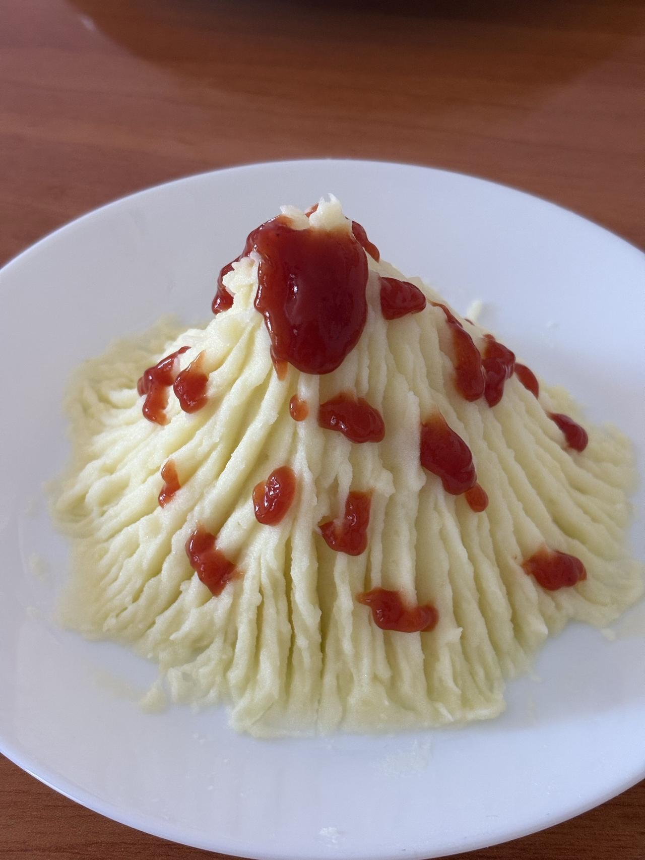 土豆这样吃，口感绵密颜值高，成本可以忽略不计。

熔岩如土豆泥：土豆去皮切块，下