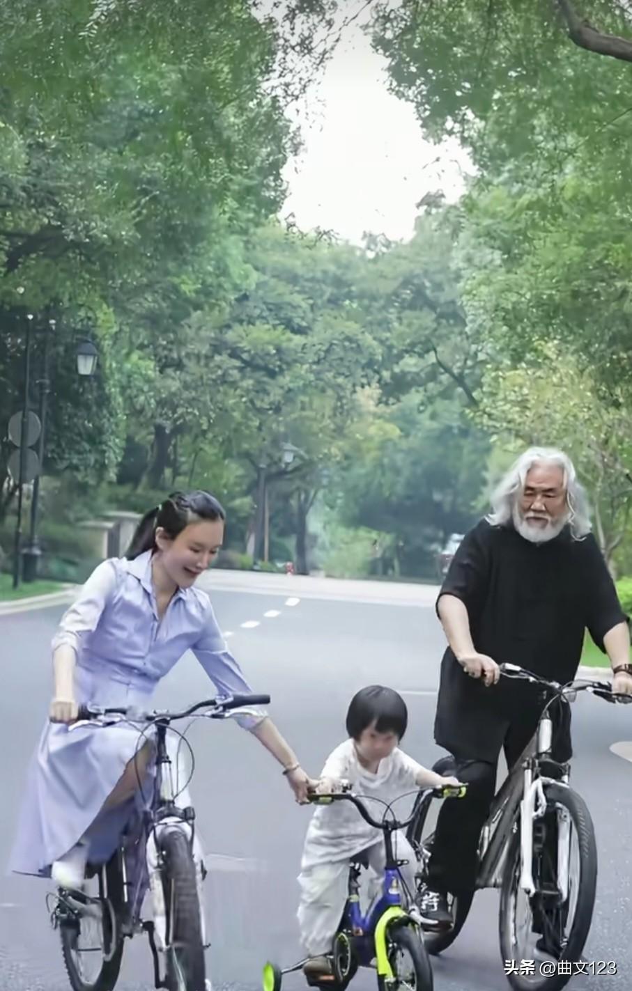 张纪中夫妻教孩子骑车，挺温馨幸福的一家人！