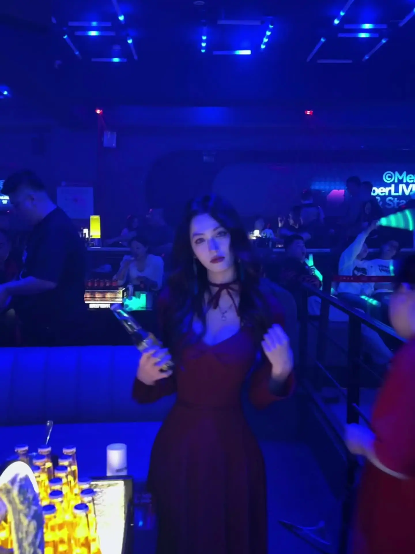 叫妈妈太低级了 你跪在地上给我念你跟那个女的的聊天记录