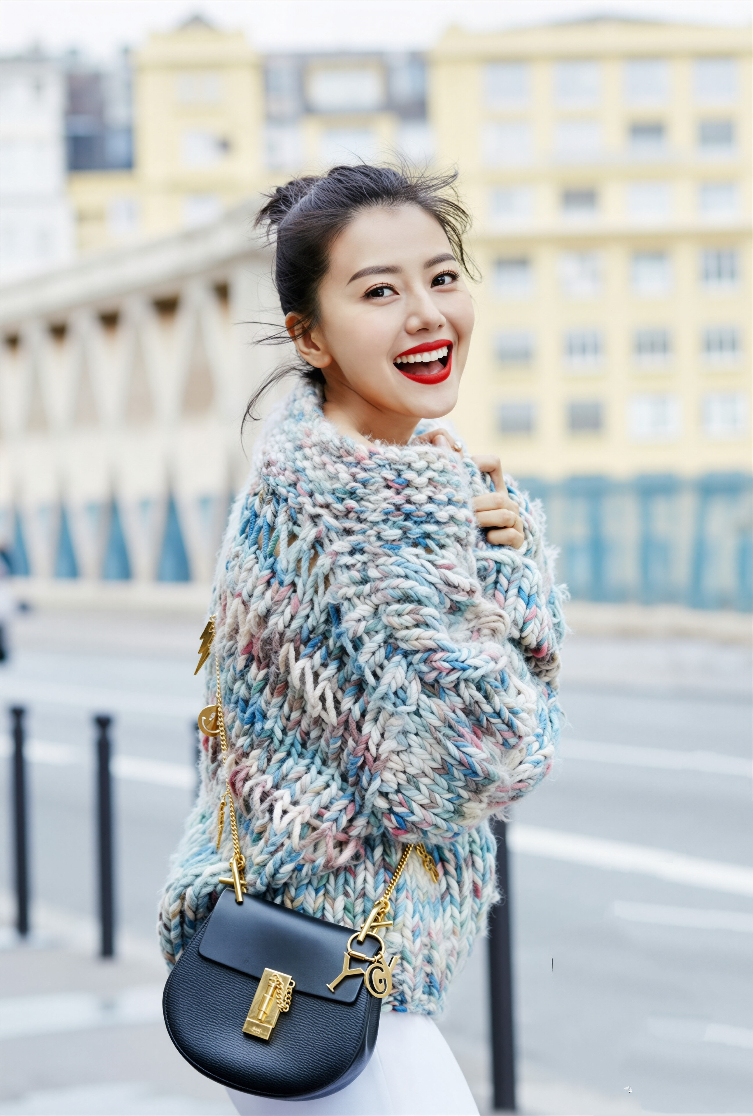 高圆圆  搭配的经典黑色小包精致又实用，恰好呼应了当下iPhone斜挎包的话题。