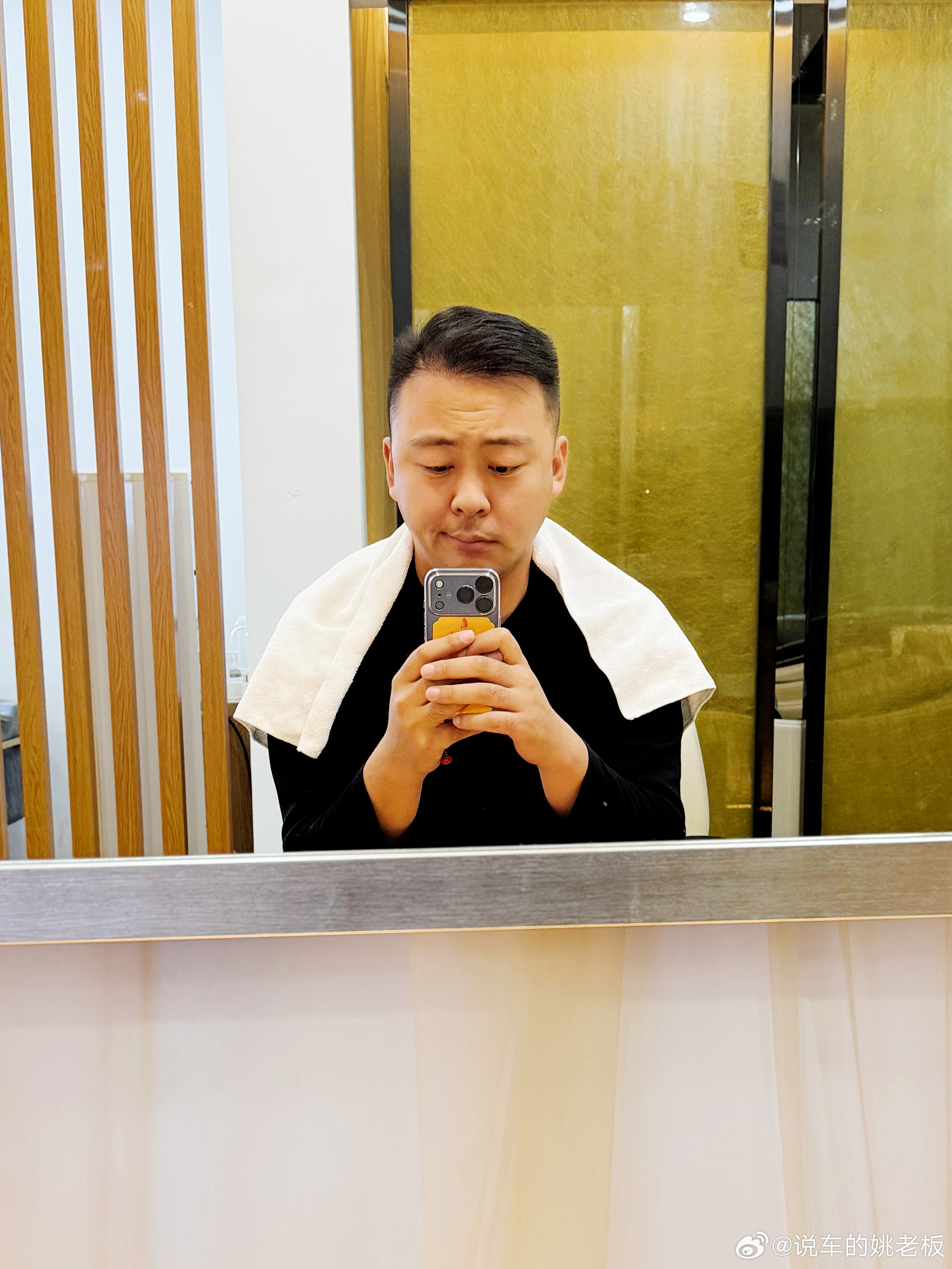 男人要想混的好头发必须一边倒，车里的油也不能少[挖鼻]今儿早上7点起床忙了一天 