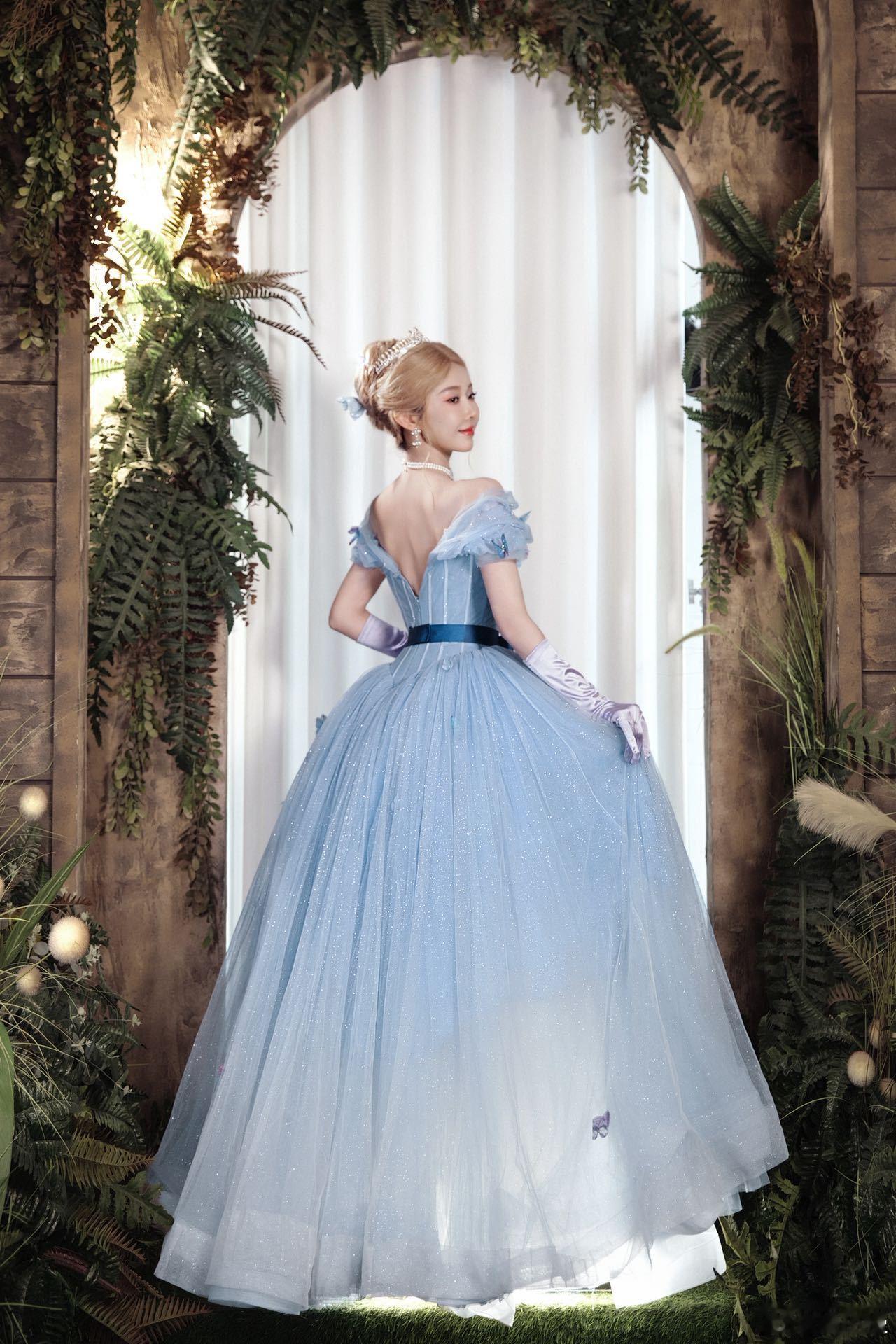 宣璐在逃灰姑娘具像化宣璐这支舞直接把“童话照进现实”具象化了。裙摆闪着光，姿态又