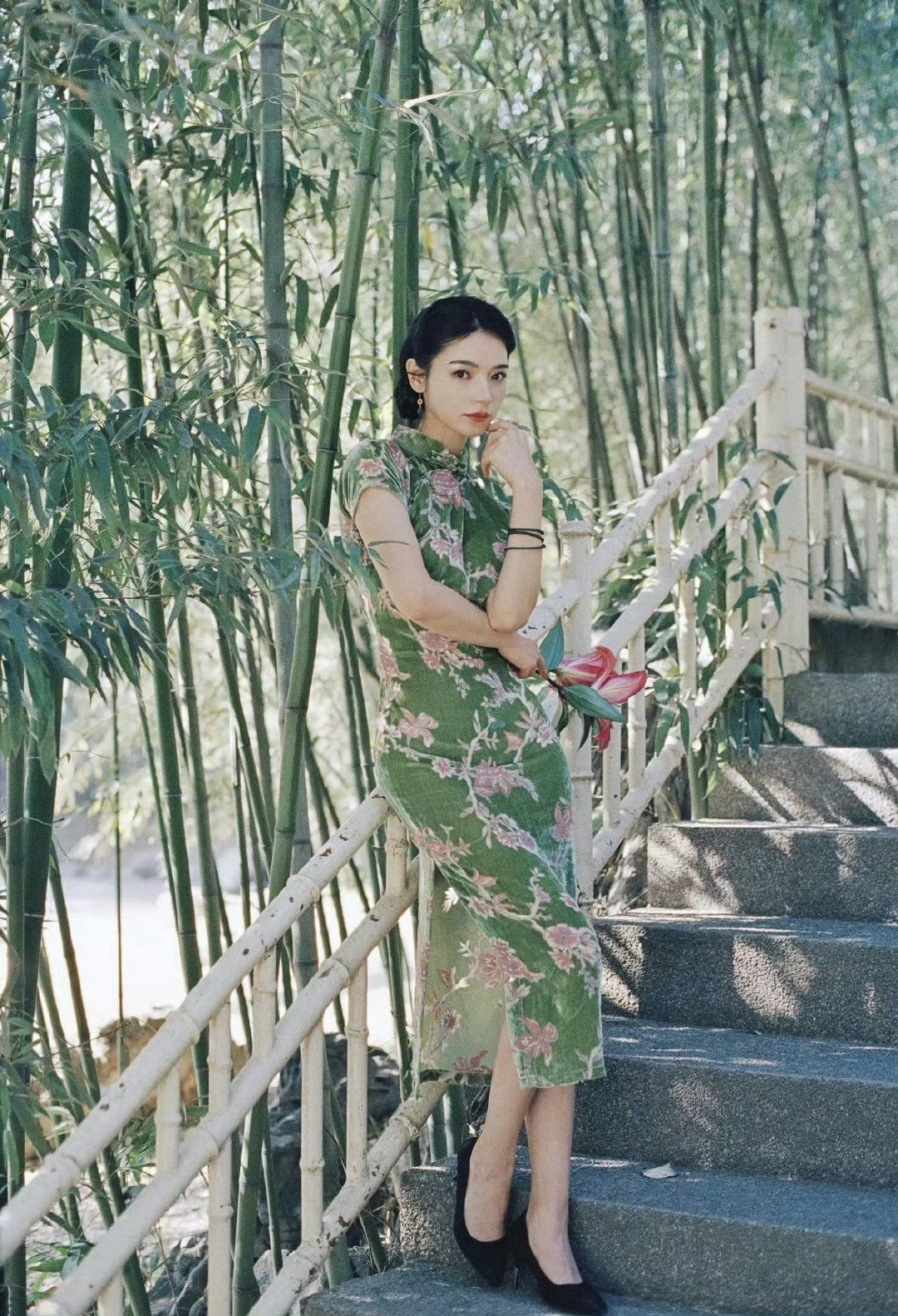 代斯友情出演万花世界万花世界阵容谁还没看代斯《万花世界》的旗袍造型？修身旗袍把她