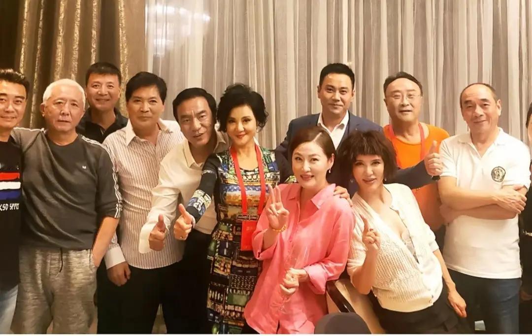 老演员们聚在一起的场景，王思懿、陶泽如、刘之冰、郭碧川、高宝宝、张京生等，满场飘