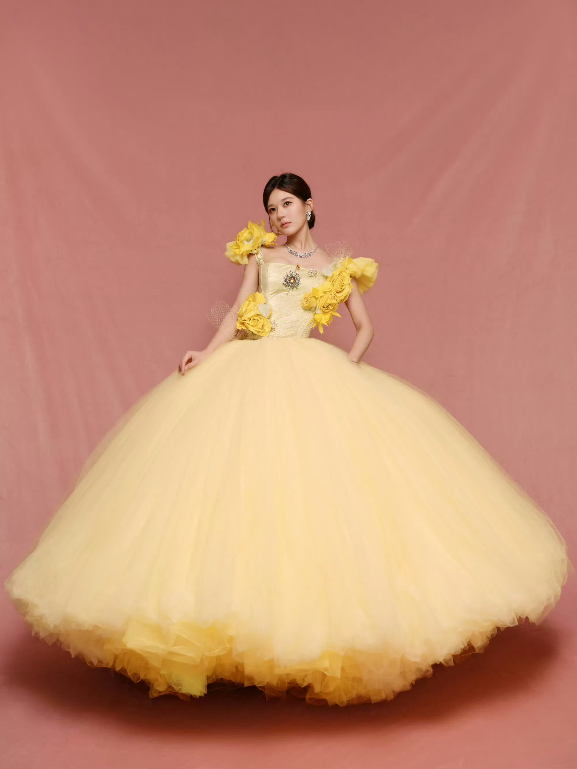 赵露思微博视界大会这套高定好美！！！这不是公主是什么！！ ​​​