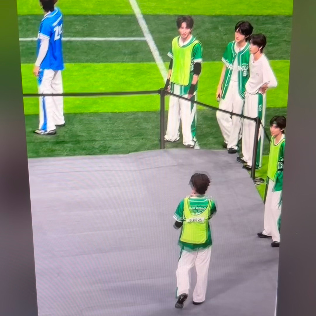 穆祉丞指挥王橹杰撕名牌 对方还没反应过来就被撕了，穆祉丞和王橹杰配合得不错。穆祉