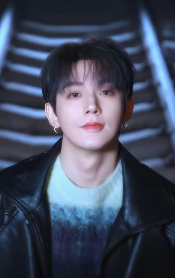 邓为情人节新鲜物料皮衣look又帅又萌