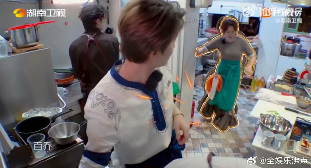 姜妍超绝S型走位中餐厅名场面中餐厅 谁没看姜妍这段S型走位？张百乔刷碗不适，她担