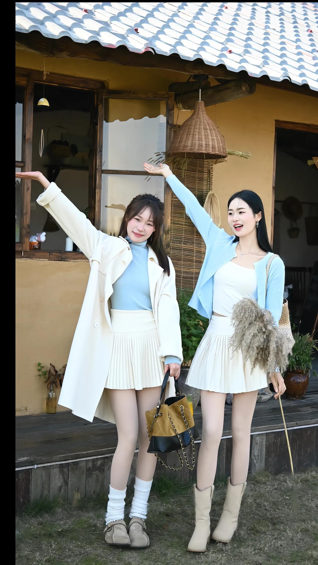 花间姊妹行，笑语共春风。