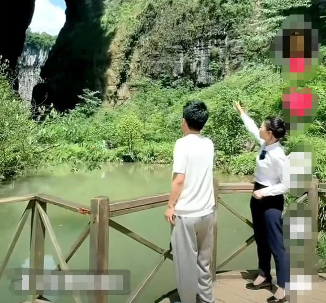笑死了！今天，董宇辉游览重庆天生三桥时，走到一处，正打算继续前行时，突然！导游建