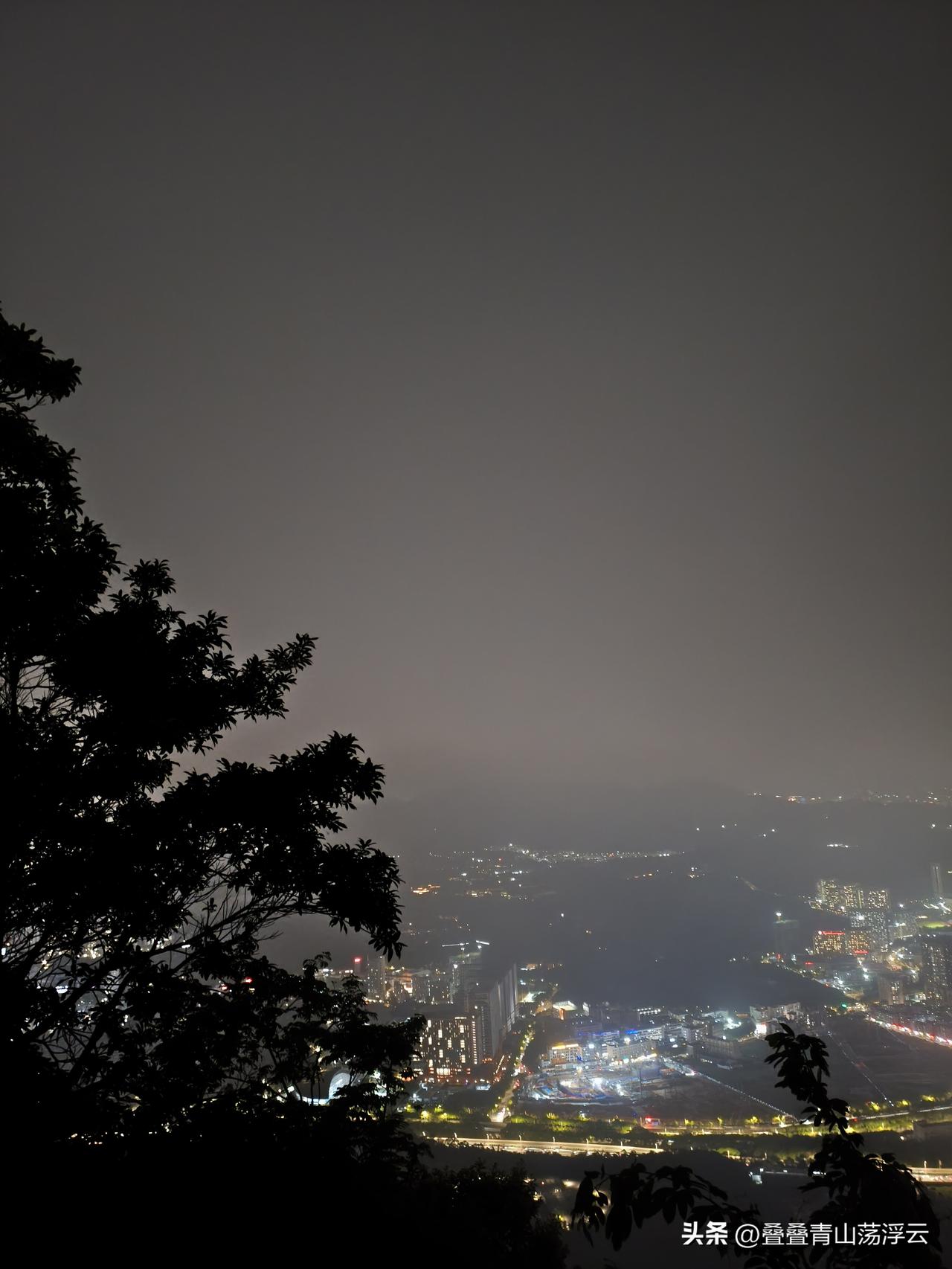 夜爬山顶会发现城市夜景不一样，真的很惊艳