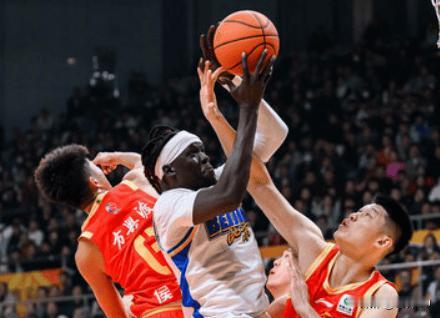 胡金秋19+5率残阵广厦92-89险胜残阵北京，4连胜全胜晋级俱乐部杯八强
 