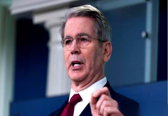 刚看到个新闻，差点没把我笑喷了。
美国那边有个人，一边吹他前老板特朗普是“唯一能