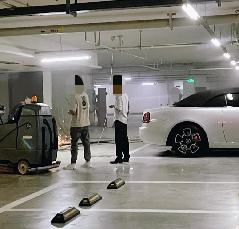 无任何保护措施的情况下在一辆劳斯莱斯后面施工，这物业的心可真大！离这么近施工也不