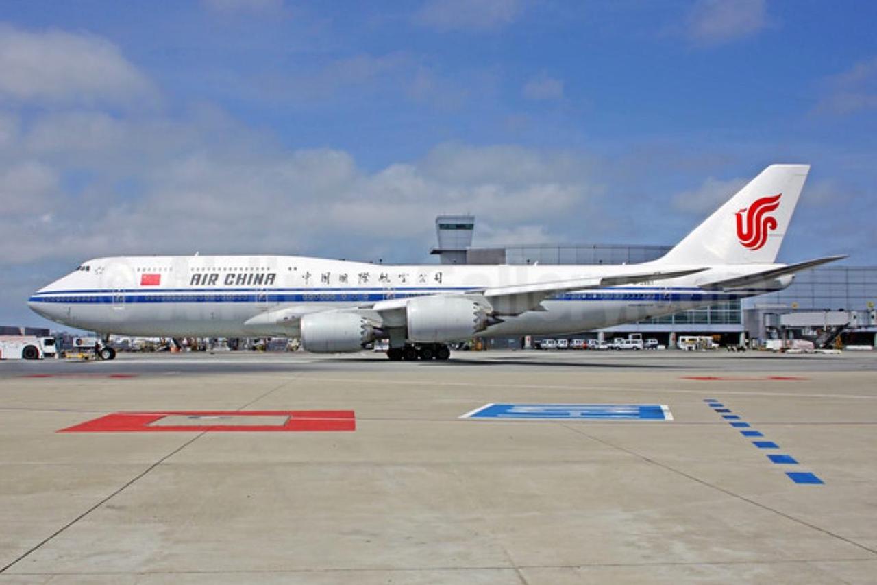 美国故意的吧？国航747在美国机场遭暴力损坏！加油管没拔直接开车扯断，航油洒满停