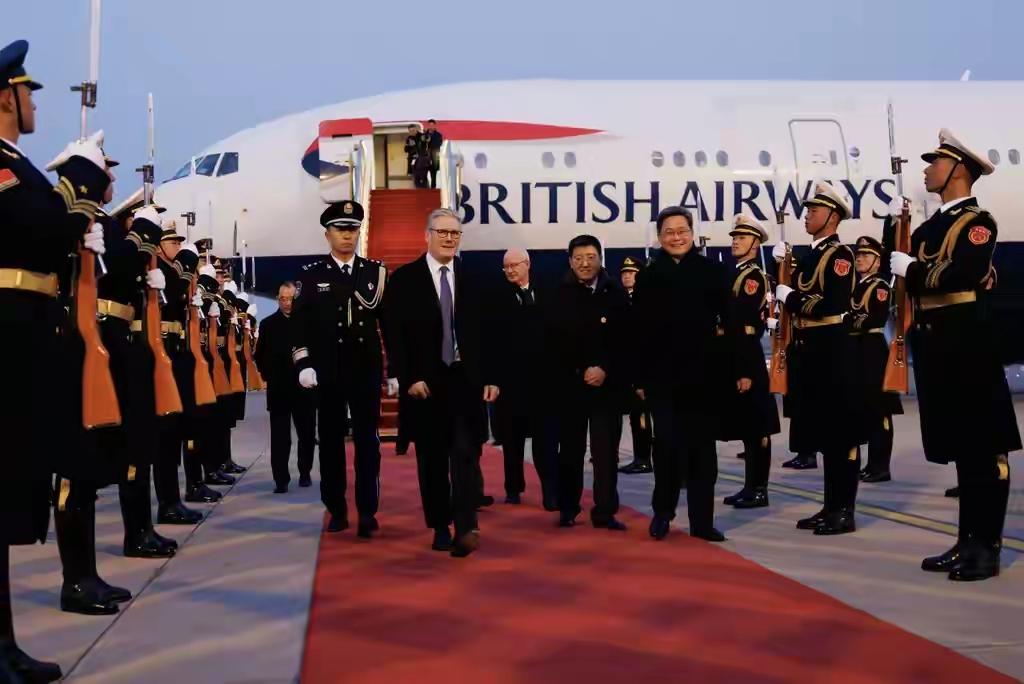 英国首相斯塔默到中国旅游了四天
回去英国之后他就摊上事儿了，他摊上大事了。估计他
