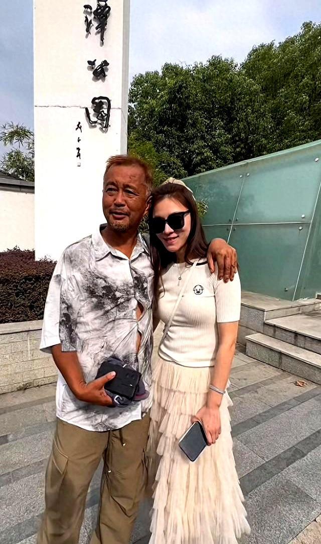 流浪大师沈巍小15岁女友悉心相伴，争议中守得通透
 
因出口成章爆红的流浪文人，