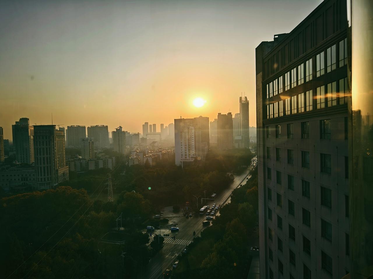 武汉，早！今天是疯批的一天~[吐舌]