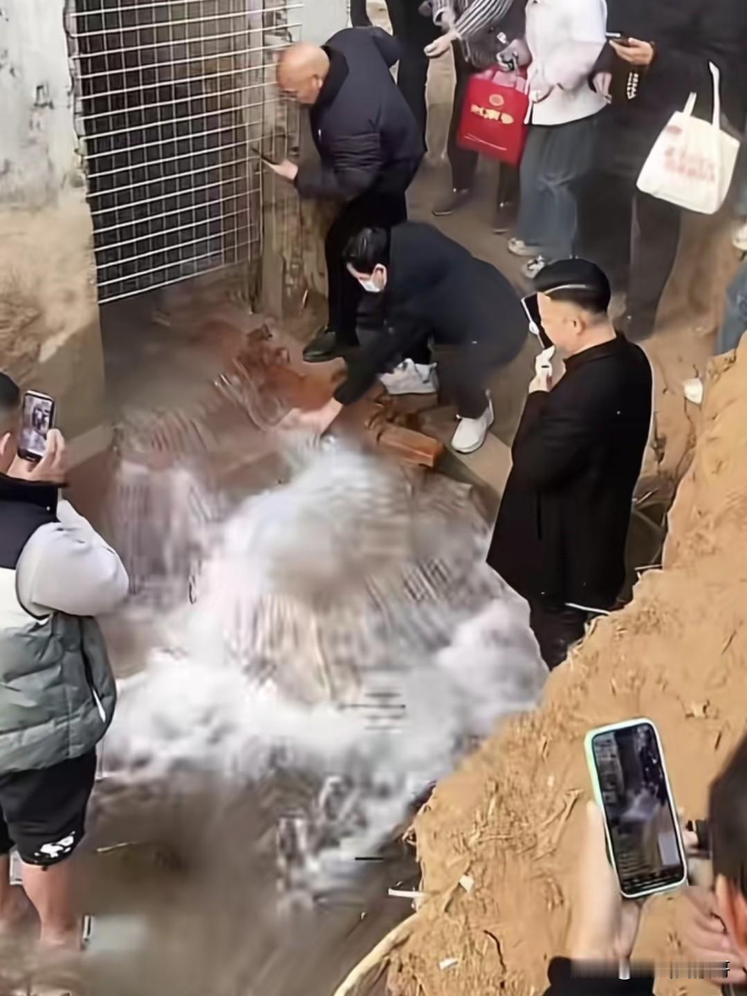 郑州贾鲁河源头之一梨园河村泉水断流三十余年后复涌，2025年12月4日，贾鲁河源