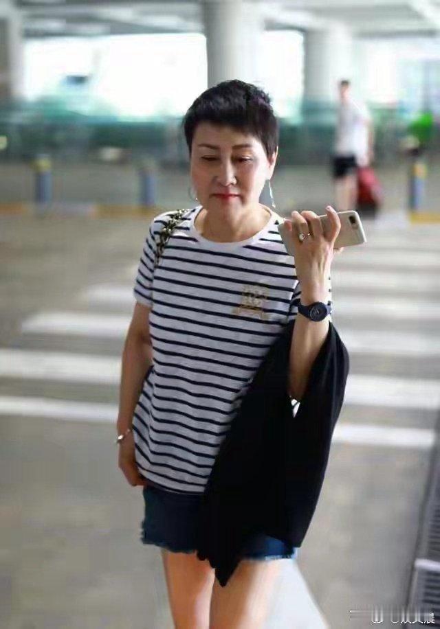 63岁张凯丽状态惊艳，条纹T恤搭配牛仔短裤利落短发，一身穿搭直接减龄二十多岁。 