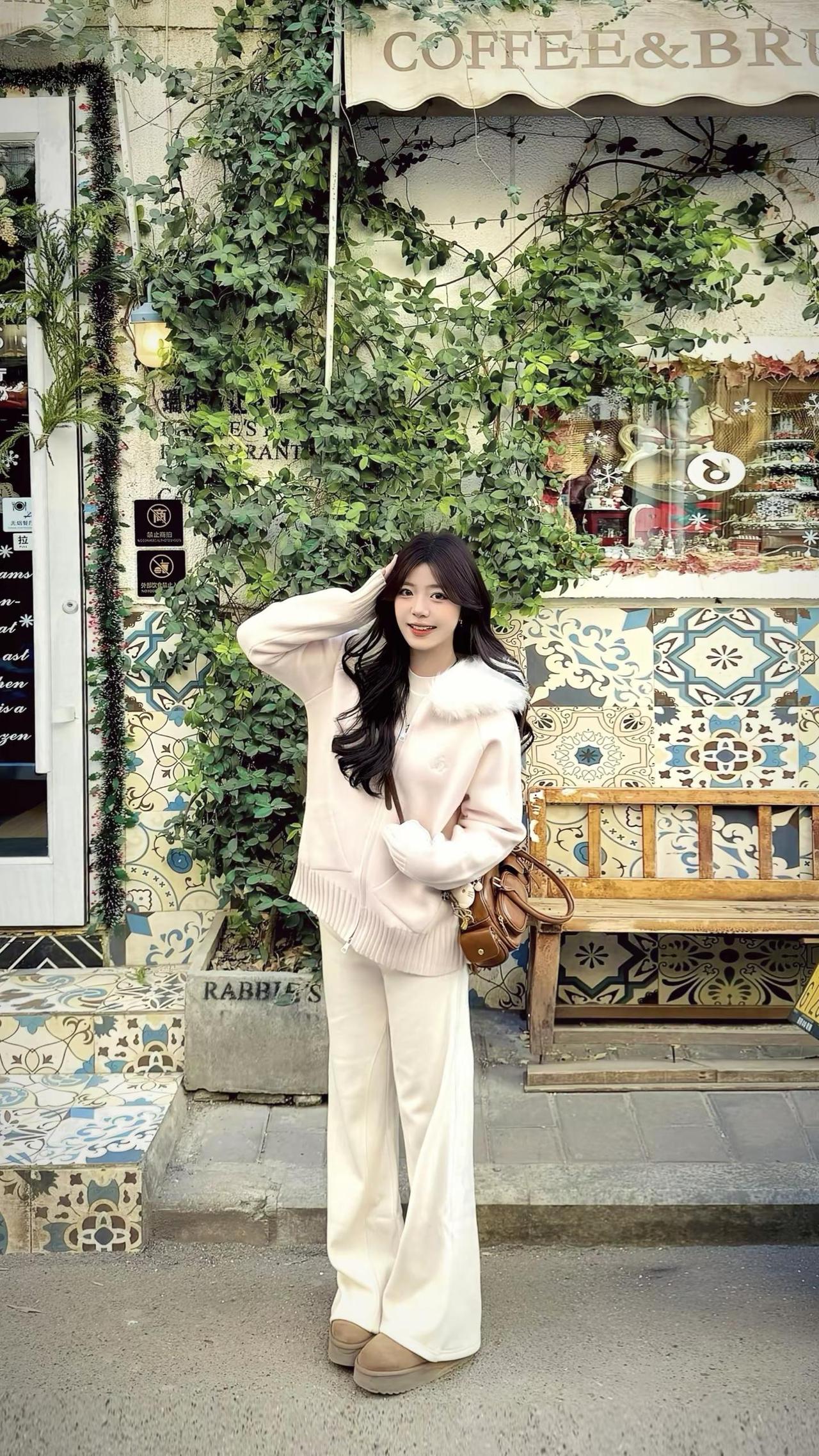 仿佛你只需静静看我一眼 就能够解读我爱你这弱点