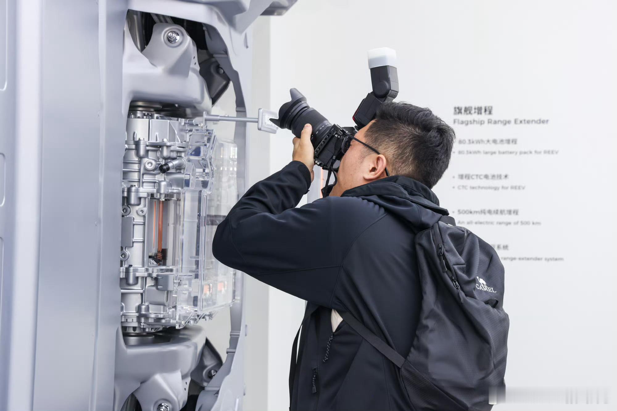 广州车展直击 零跑展台也太会了！科技感拉满的展台像艘未来飞船，一进场就被狠狠吸引