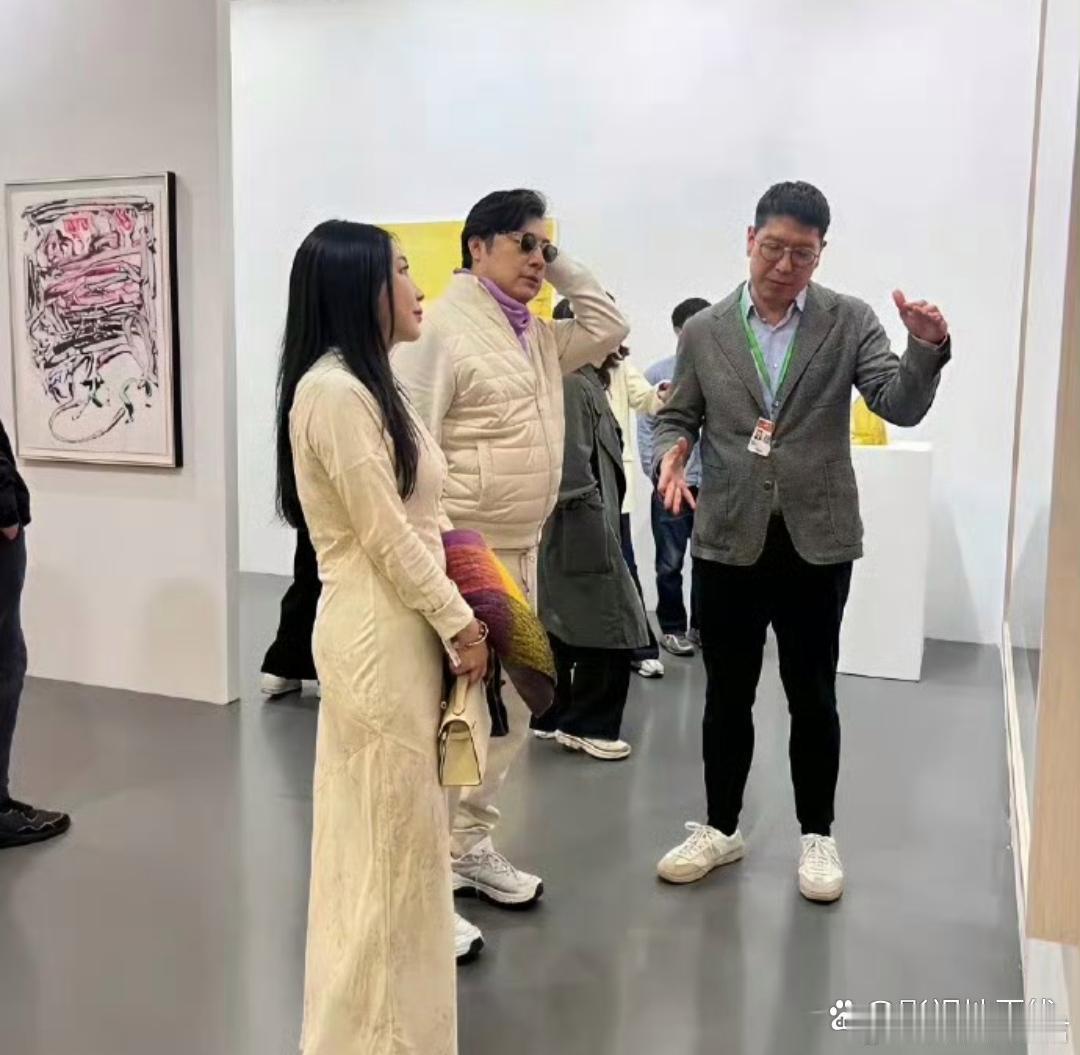 近日，有网友偶遇王岳伦带一女子看展，二人身着同色系服装， 