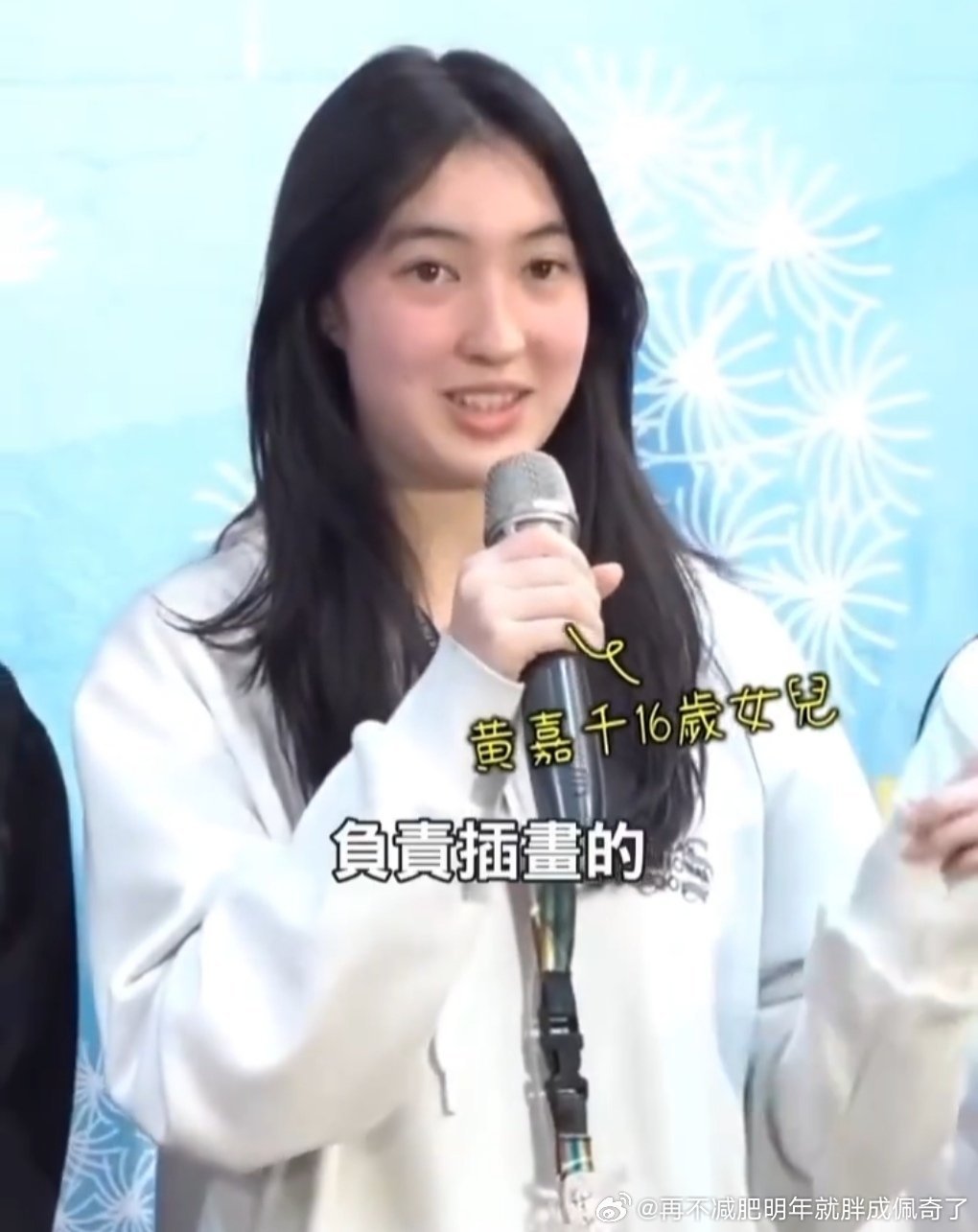 啊……这居然是夏天…小时候那么精致漂亮而且都没啥混血感了 