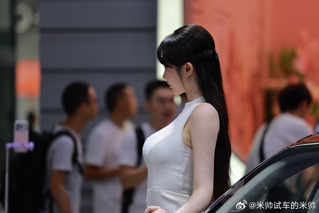 2026成都车展的车模好少，MG的展台上的车模很美2026成都车展米帅试车 成都