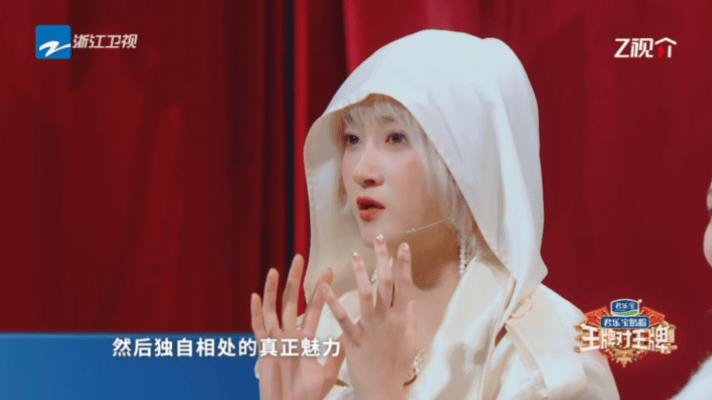 关晓彤说独自相处要拥抱变化所以还觉得他俩没分手的人可以散了吧关晓彤现在穿衣风格都