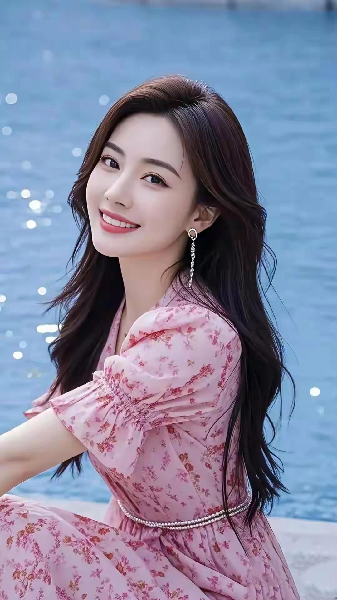 夏日清新少女，粉色花裙与碧蓝泳池的完美搭配，笑靥如花，宛如人间仙子。