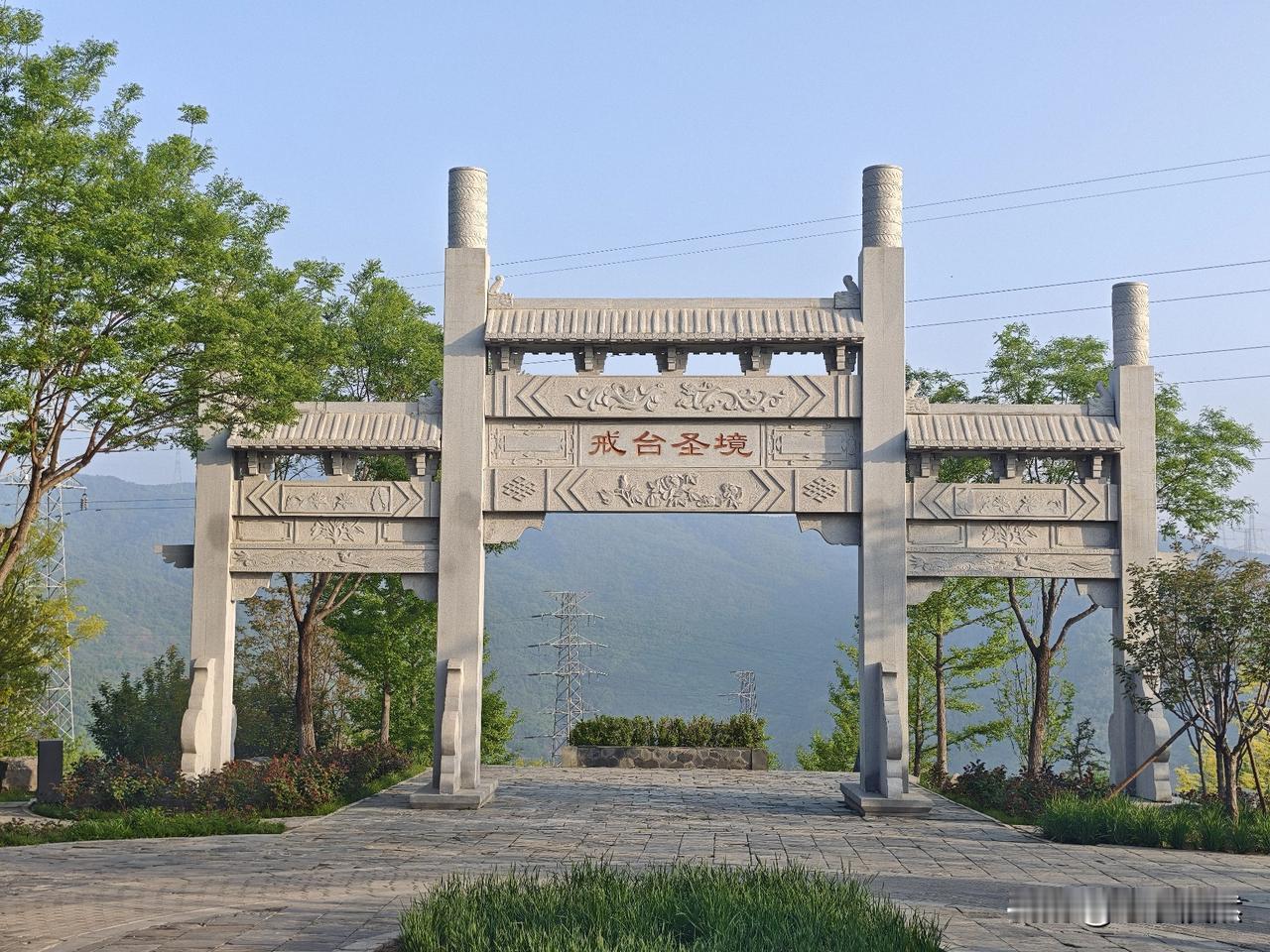 因为早，街上，山里还没有什么人，很清静。
没有了别人的打扰，自己也在享受着这份宁