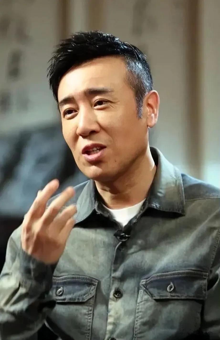 综艺节目中，黄磊带着于和伟等人，逛附近的菜市场，于和伟停在两口大缸前，开口正要问