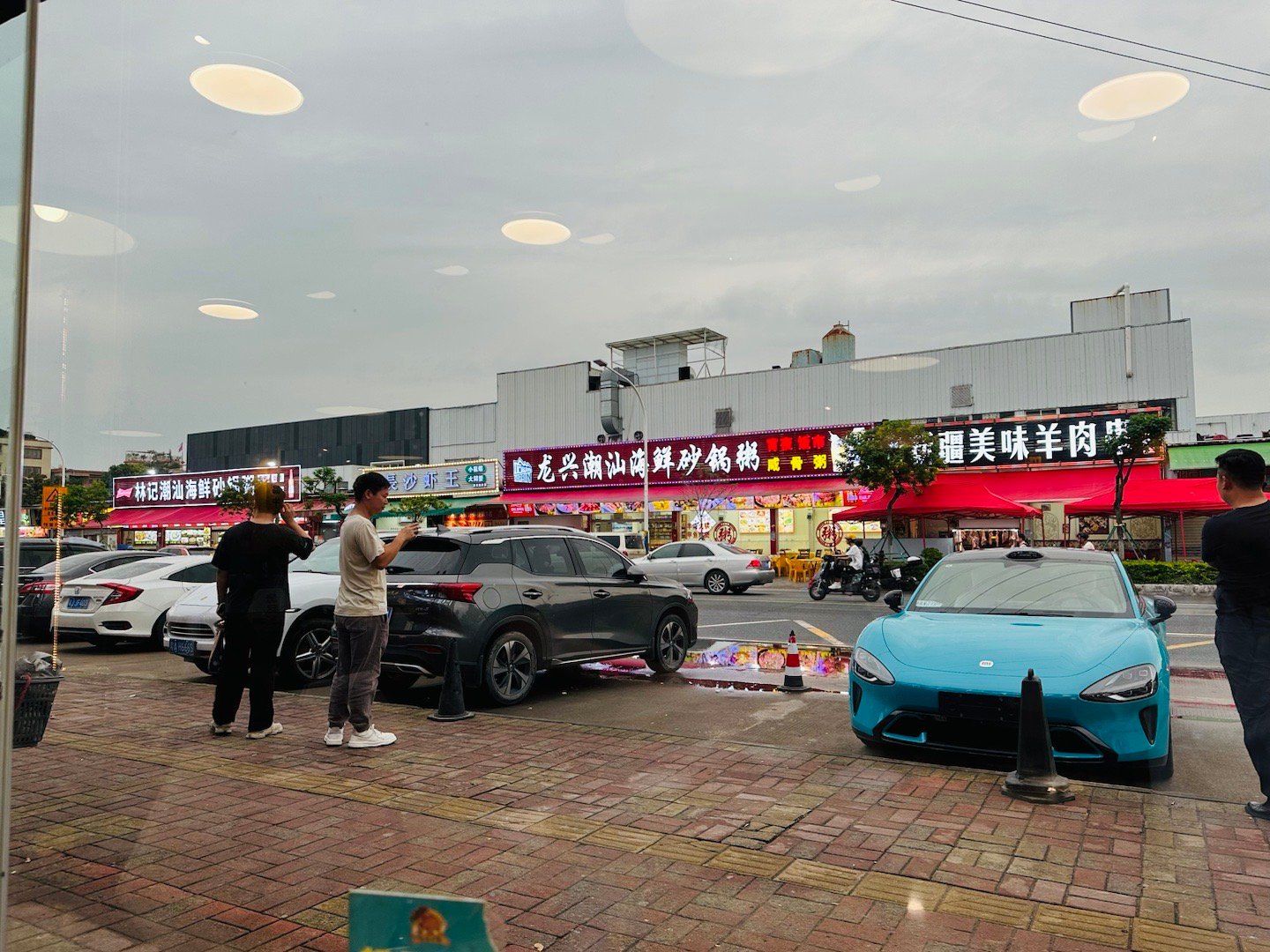我发现，有时候开#大家车的小米su7# 变道很轻松，打个灯，很多时候后车会主动减