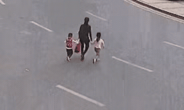 过马路一定要走斑马线，
要拉紧孩子的手。
你要知道，
几岁孩子，
特别是小男孩不