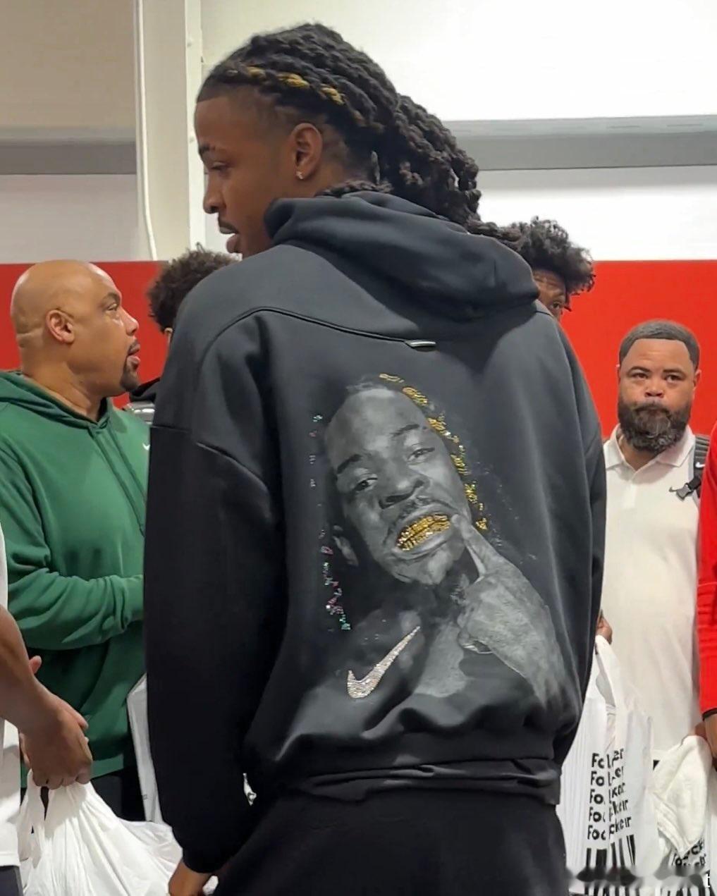 莫兰特转发将要上市的新帽衫。