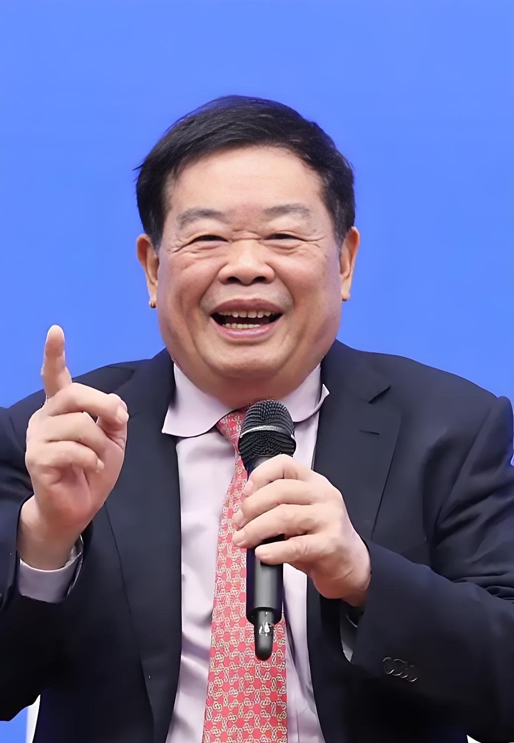 福耀集团董事长曹德旺回应争议：做慈善慷慨，对员工是否真的苛刻？
近日，福耀集团董
