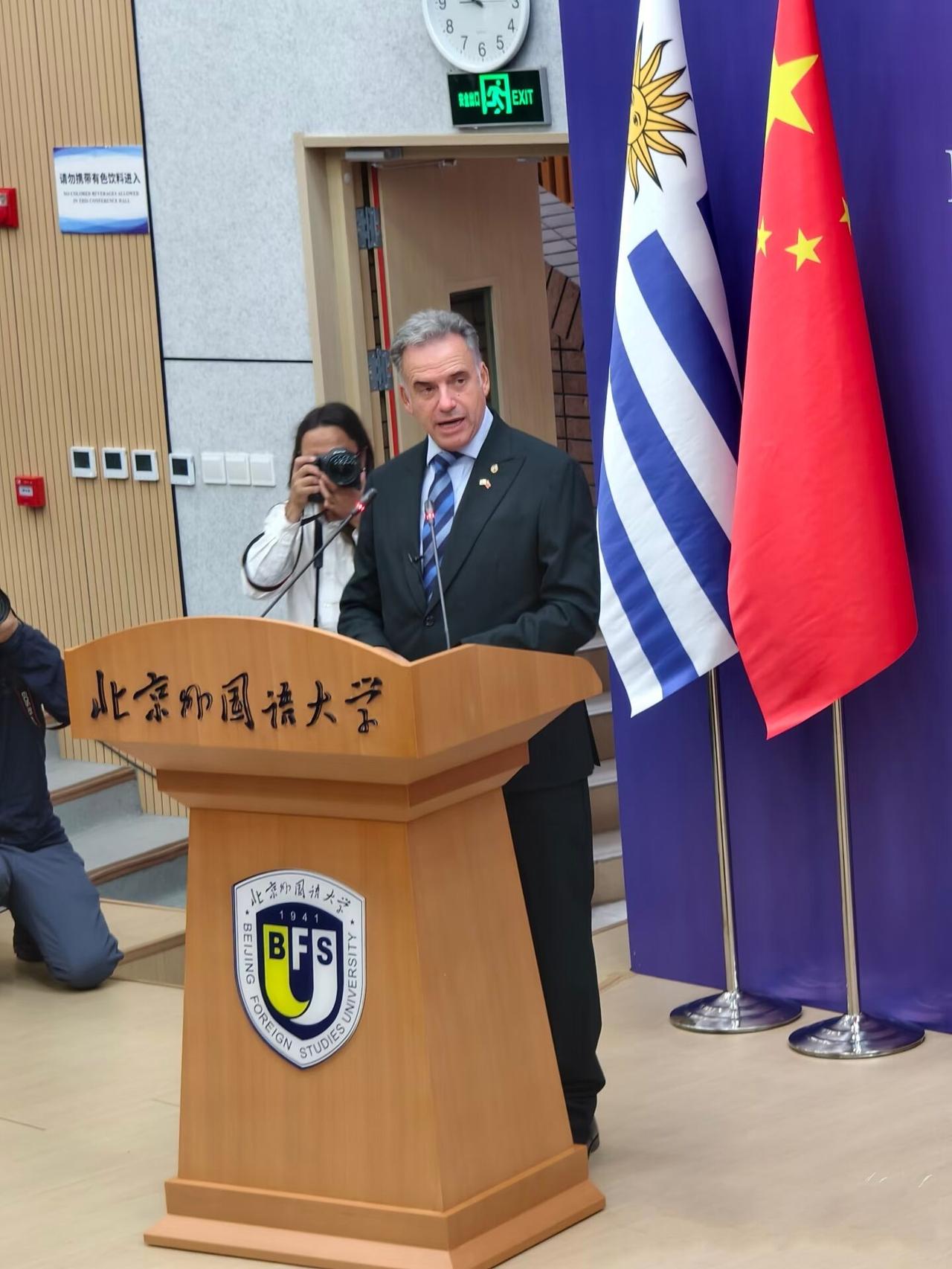 2月4日乌拉圭总统访华第四天，该签的合同签了，该谈的合作项目也谈了，然后出访北京