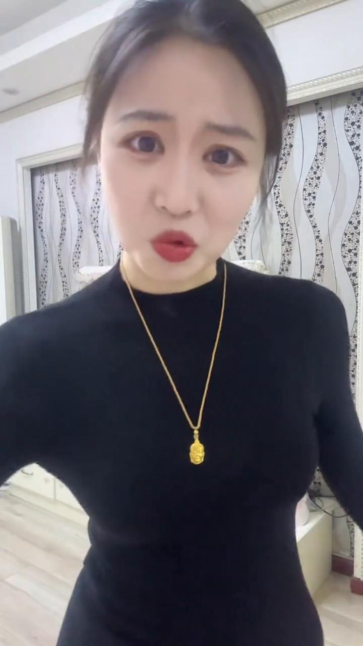 当出门前化了个完美的妆。
身材也好，长得还好，性格还好，没有缺点了。怎么办？太完