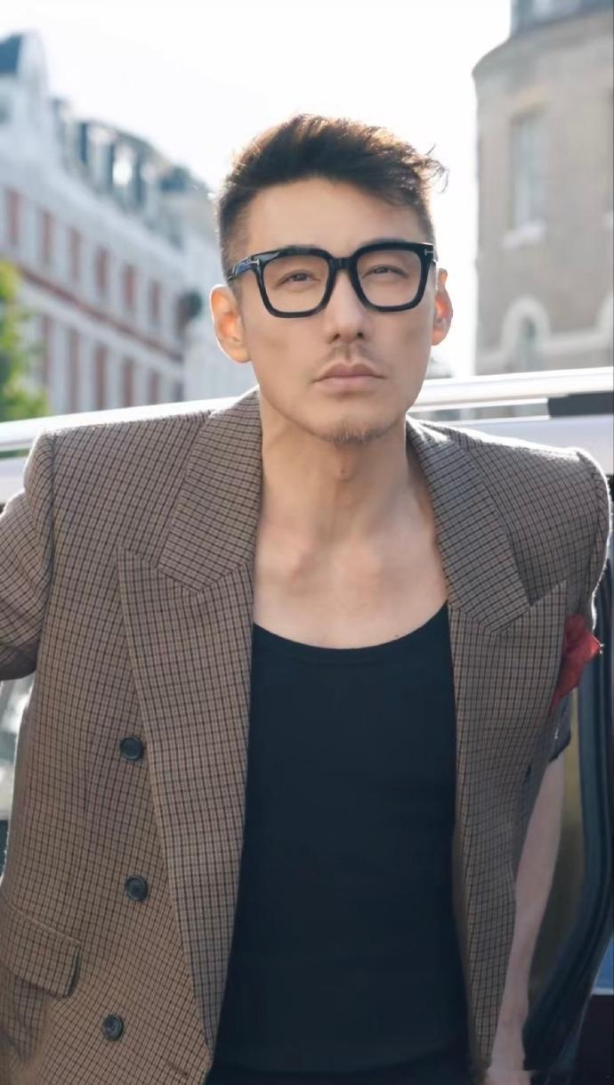 把街景走成T台的只有初代超模不得不承认，胡兵走在街上，就像开启了一场专属秀。初代